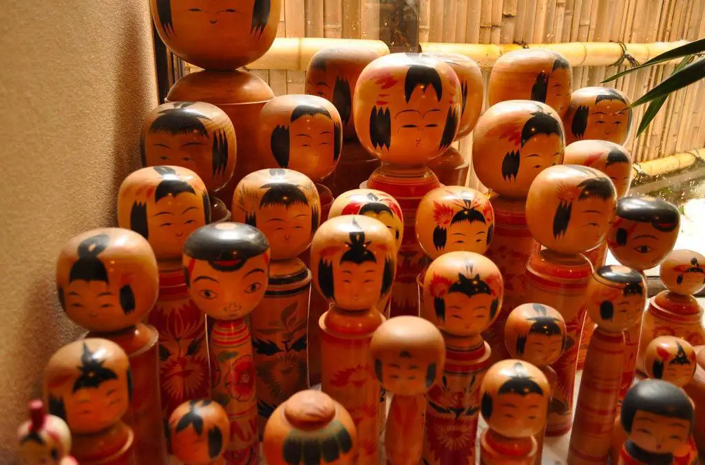 Le bambole kokeshi: da gioco e portafortuna a souvenir